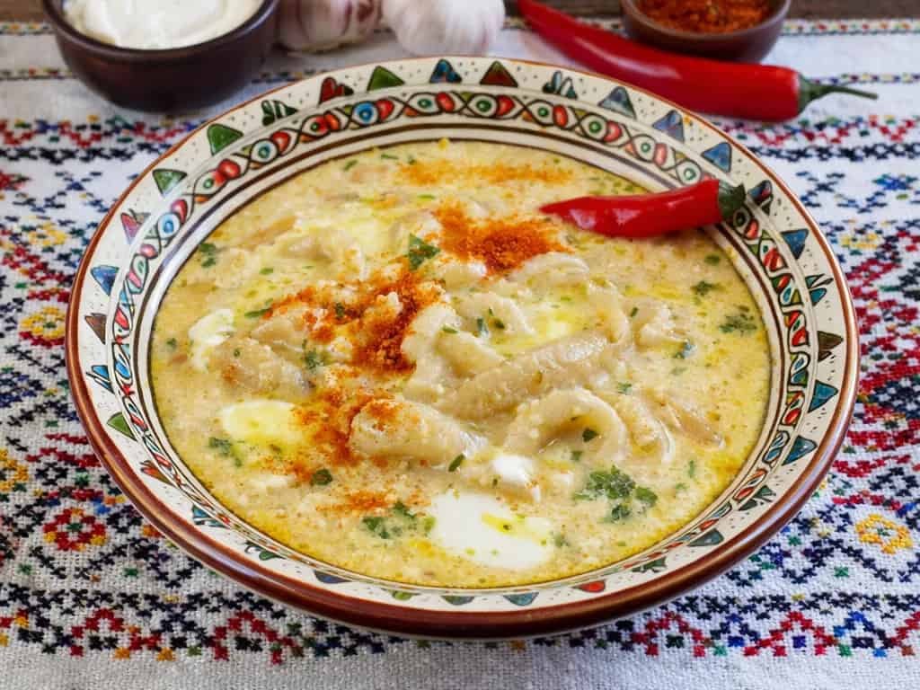 Ciorbă de burtă tradițională servită cu smântână și ardei iute