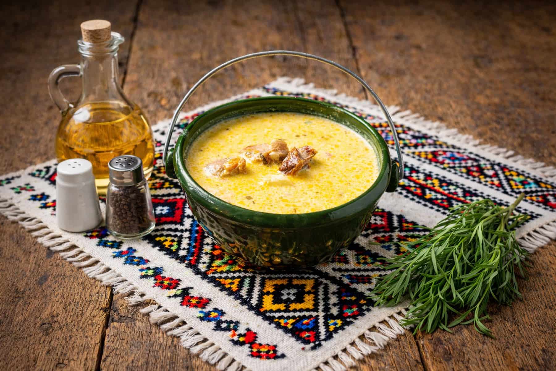 Ciorbă ardelenească cu afumătură și tarhon la Restaurant Ceaun