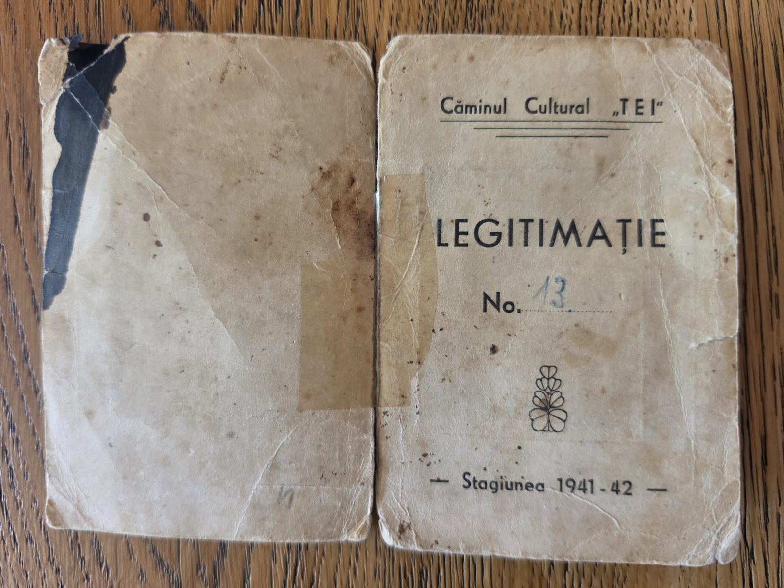 Coperta unei legitimații de membru al Căminului Cultural Tei din București, stagiunea 1941-1942