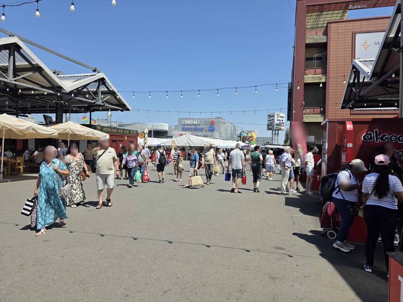 The pedestrian area between the market halls at Obor