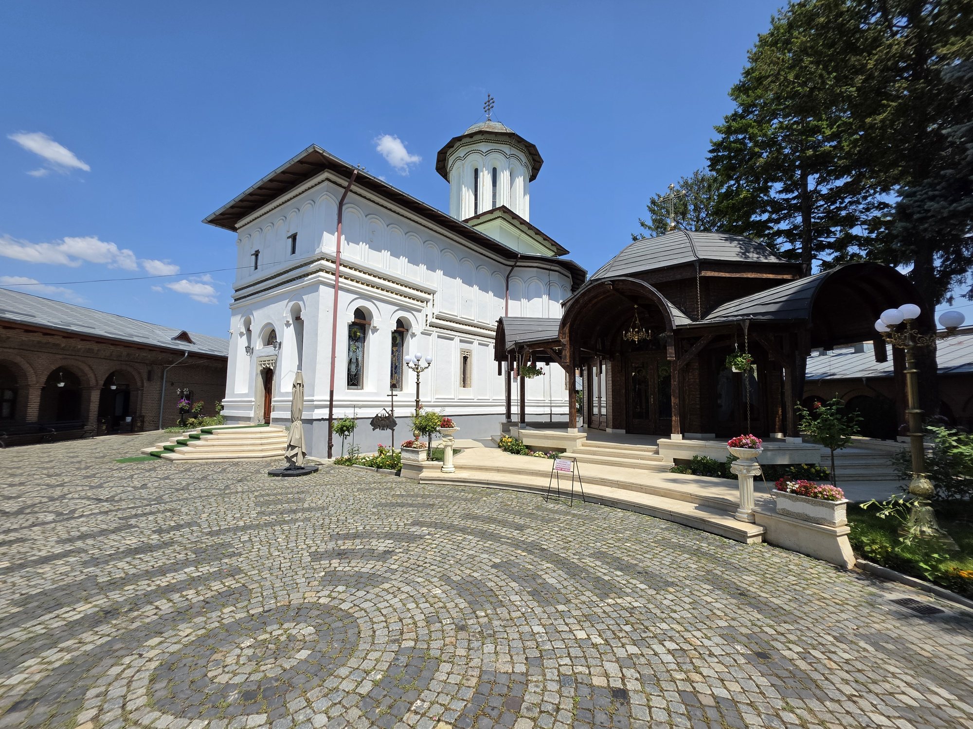 Mănăstirea Plumbuita: istorie, arhitectură și ce poți vedea