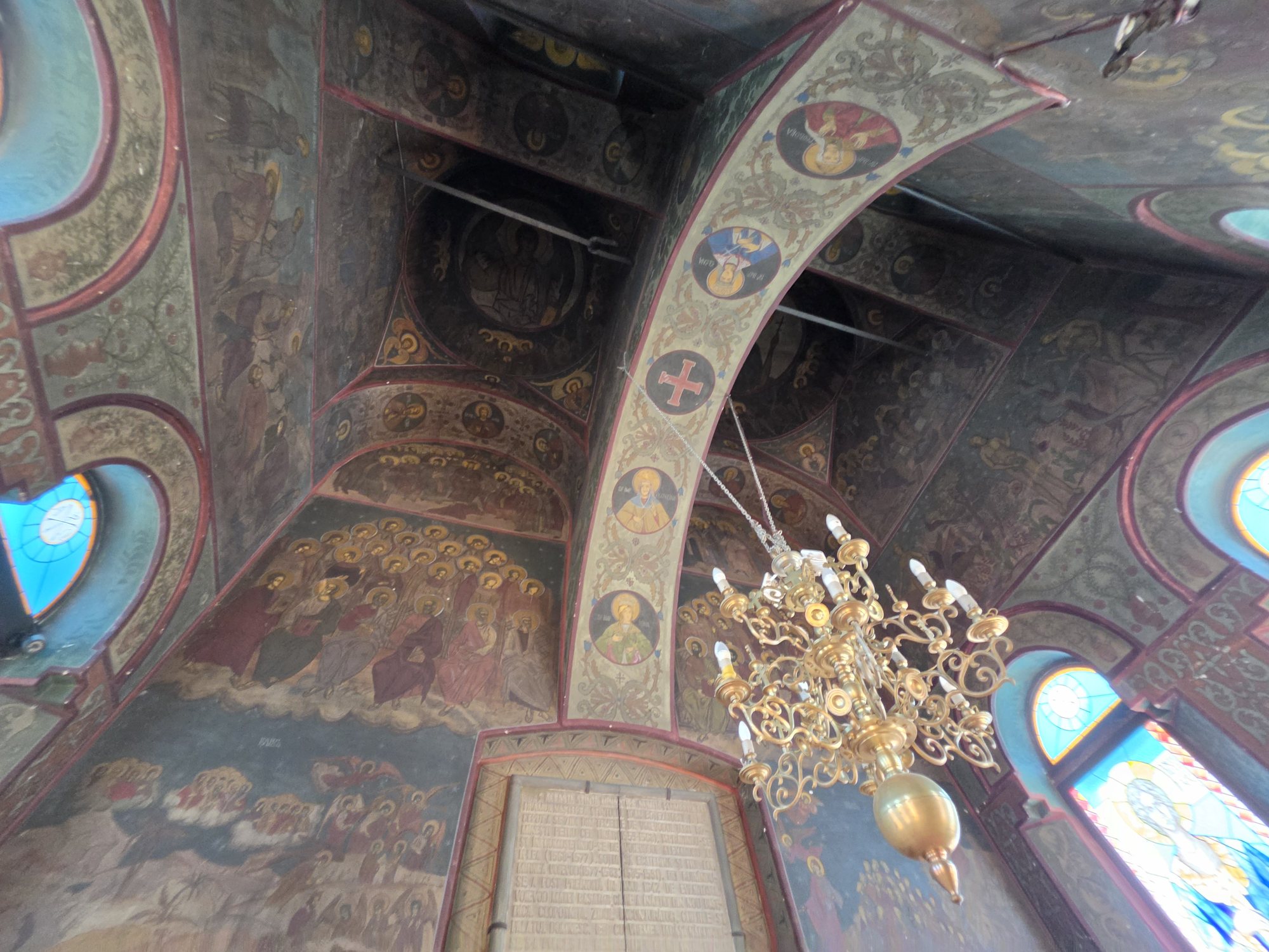 Bolți și pictură murală în interiorul bisericii