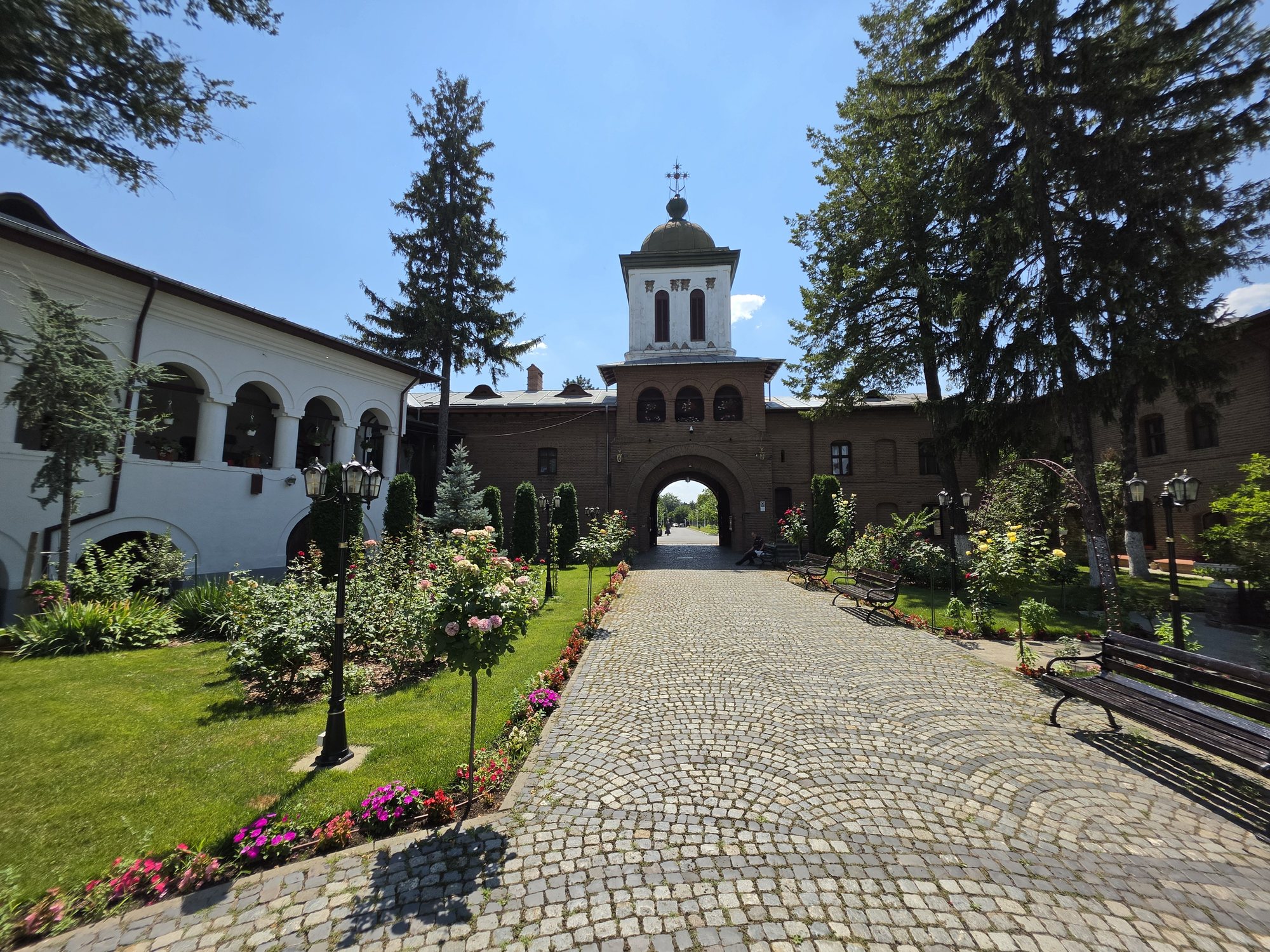 Curtea Mănăstirii Plumbuita și turnul de intrare