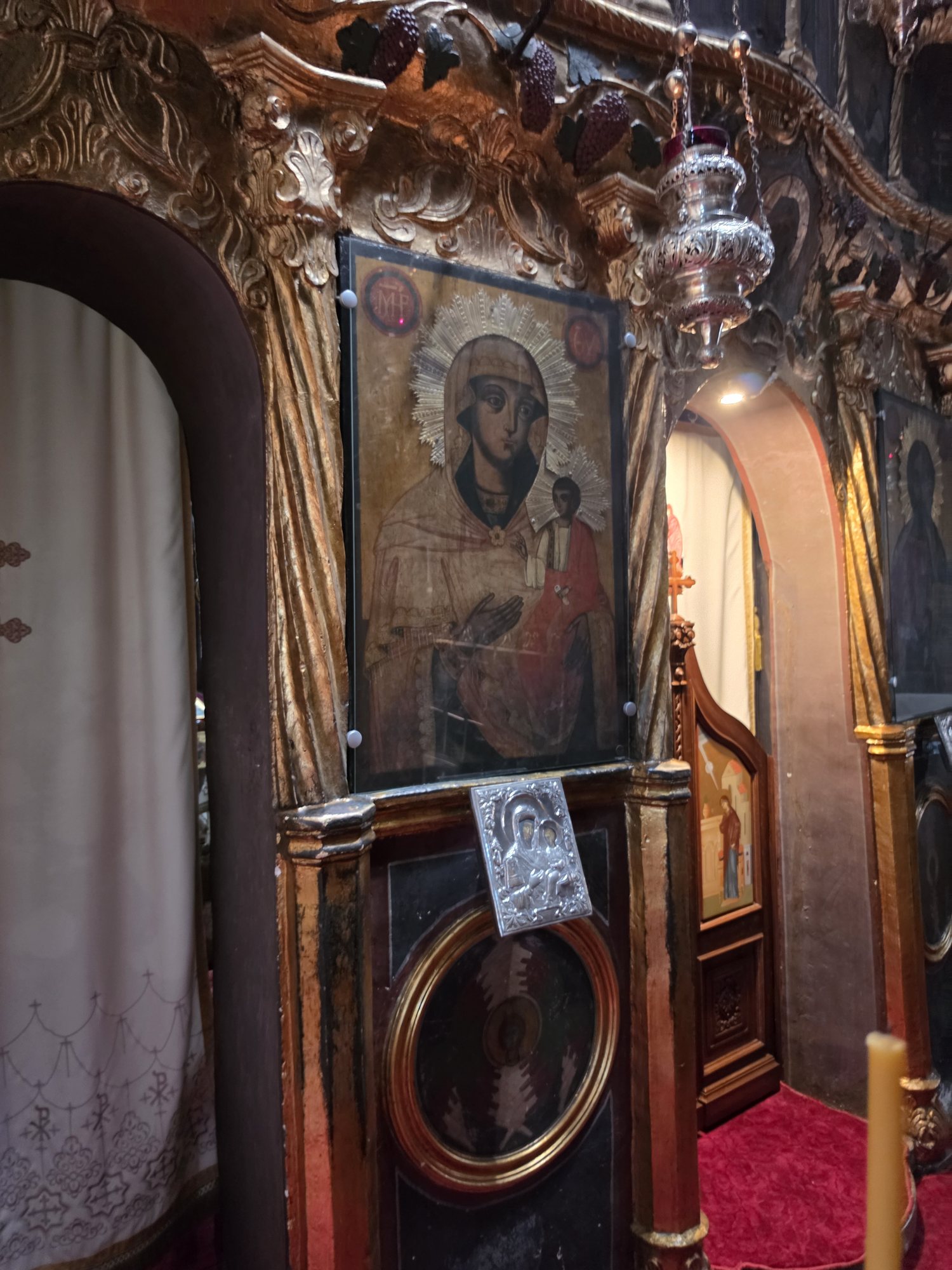 Icoană și carte bisericească în prim-plan