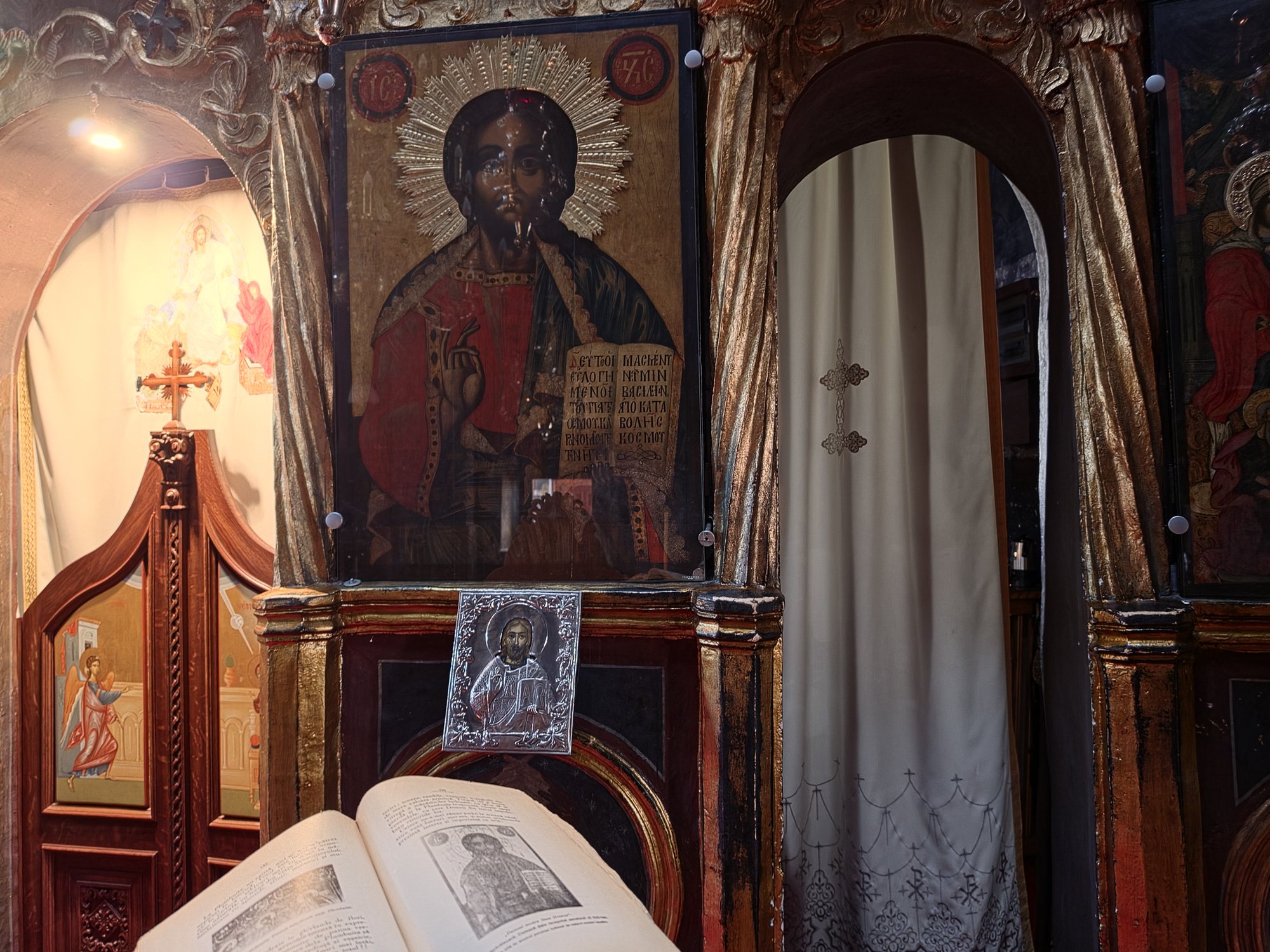 Icoană din iconostas și carte bisericească deschisă