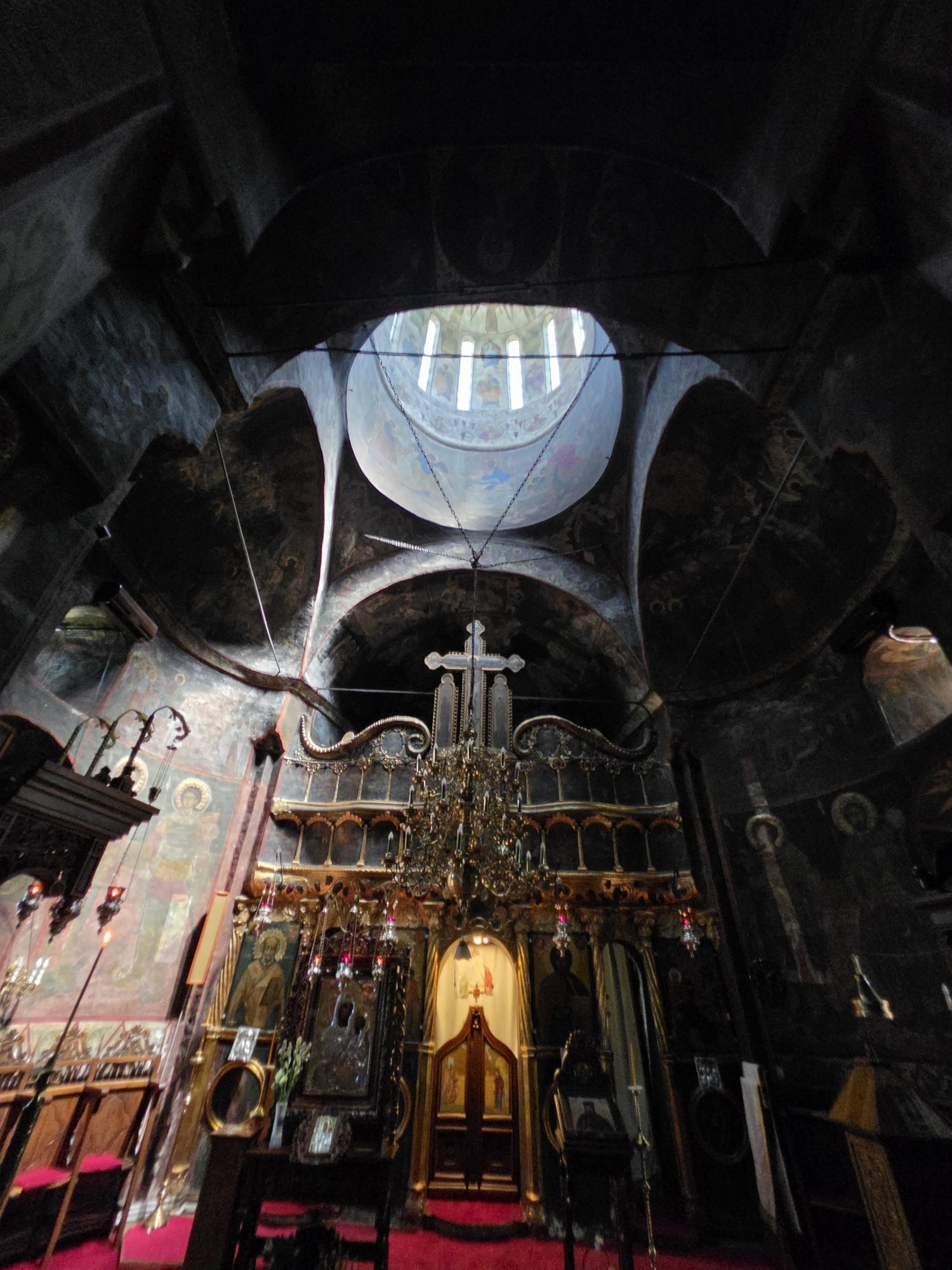 Interiorul bisericii și iconostasul din lemn